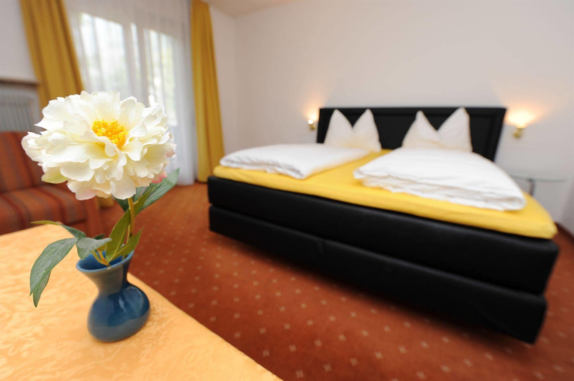 Hotel Pension Schweitzer Silandro Zewnętrze zdjęcie